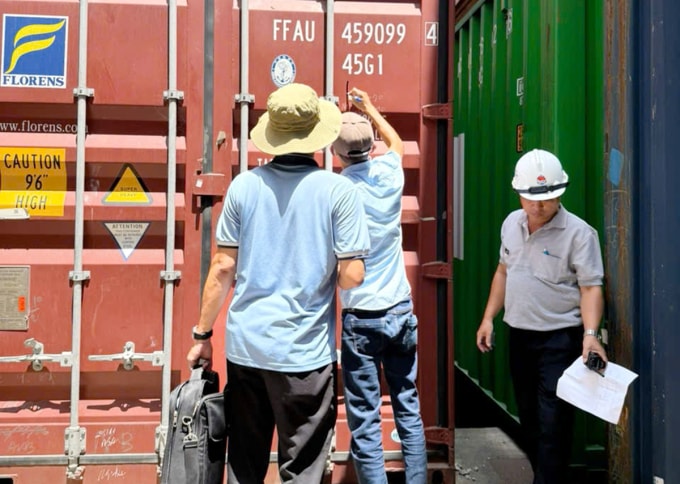 Cảnh sát cùng Hải quan kiểm tra thực tế 23 container xuất đi Trung Quốc. Ảnh: Công an TP HCM