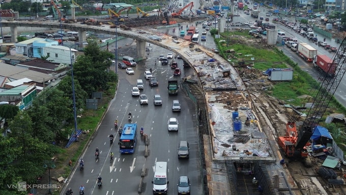 Đường dẫn nút giao còn dở dang, tháng 11/2025. Ảnh: Quỳnh Trần