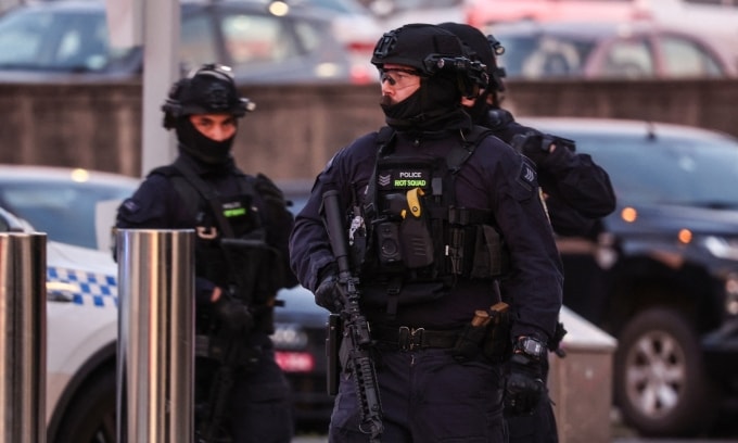 Cảnh sát vũ trang làm nhiệm vụ tại hiện trường sau vụ xả súng tại bãi biển Bondi ở Sydney, Australia, ngày 14/12. Ảnh: AP