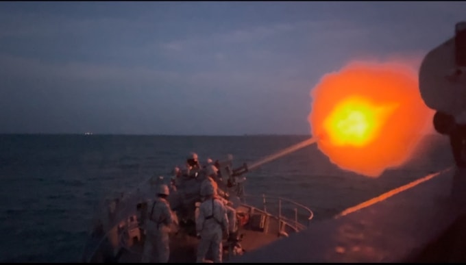 Chiến hạm HTMS Thepa của Thái Lan khai hỏa gần tỉnh Trat ngày 9/12. Ảnh: ThaiPBS
