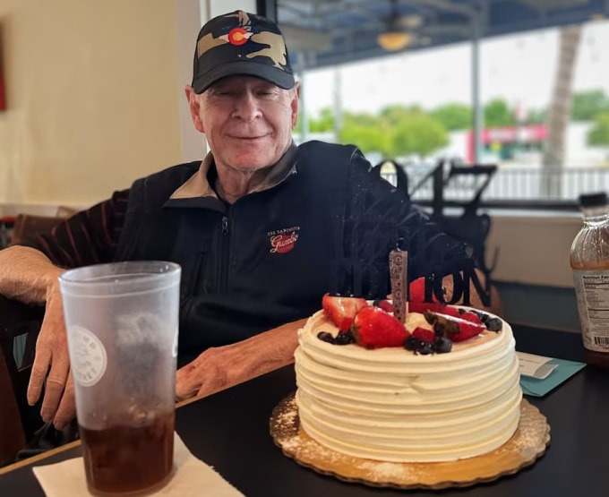 Ông Hicks bên cạnh chiếc bánh nhà hàng tặng vào sinh nhật thứ 78 hồi tháng 5. Ảnh: WP