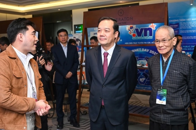 Thứ trưởng Phạm Đức Long (đứng giữa) và nguyên Thứ trưởng Thường trực Bộ Bưu chính Viễn thông Mai Liêm Trực (bên phải), tham quan các gian hàng tại Internet Day 2025. Ảnh: Minh Sơn