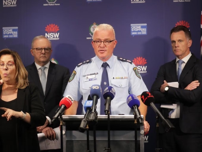 Ủy viên cảnh sát bang New South Wales (NSW) Mal Lanyon họp báo ngày 16/12. Ảnh: News.com.au