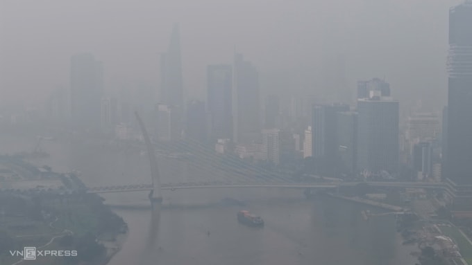 Khu vực trung tâm TP HCM mù mịt trong sương, sáng 17/12. Ảnh: Quỳnh Trần