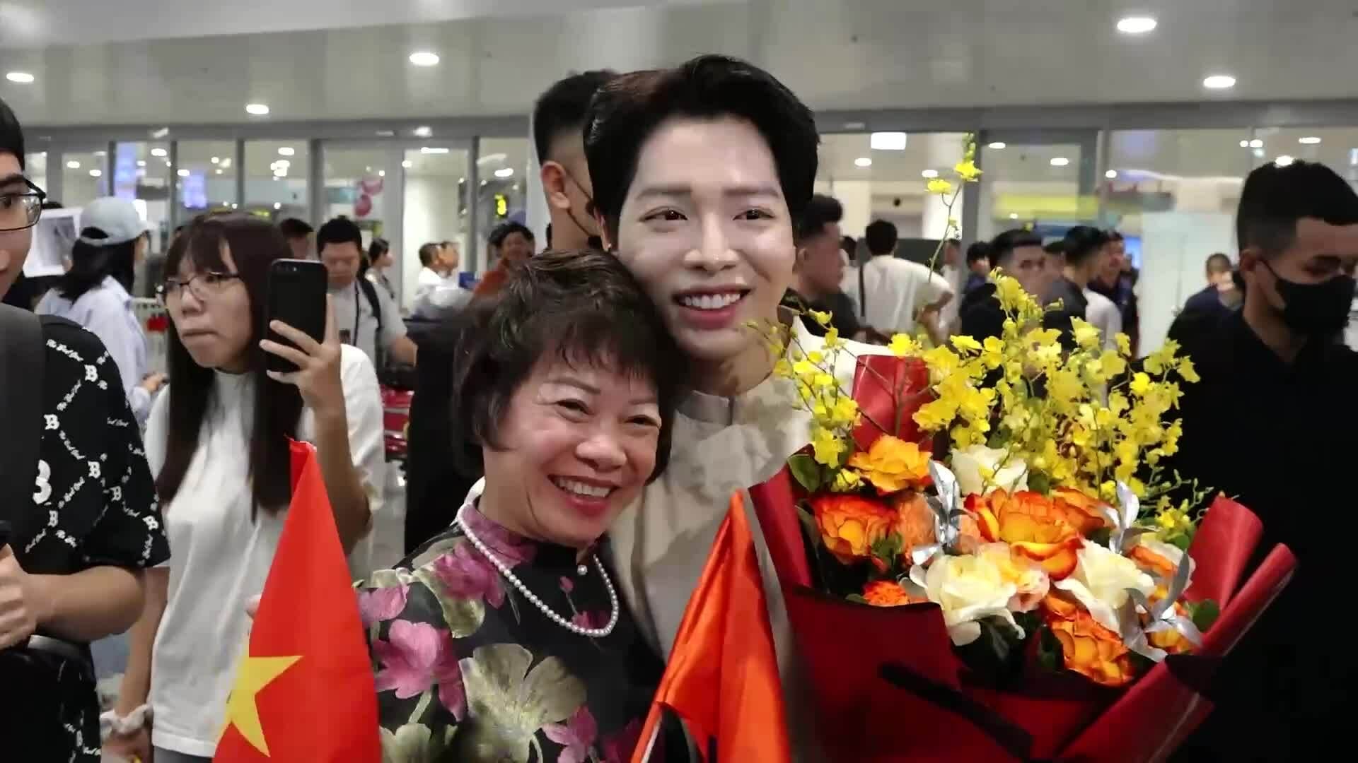 Ca sĩ Đức Phúc được gia đình, người hâm mộ đón khi về Việt Nam