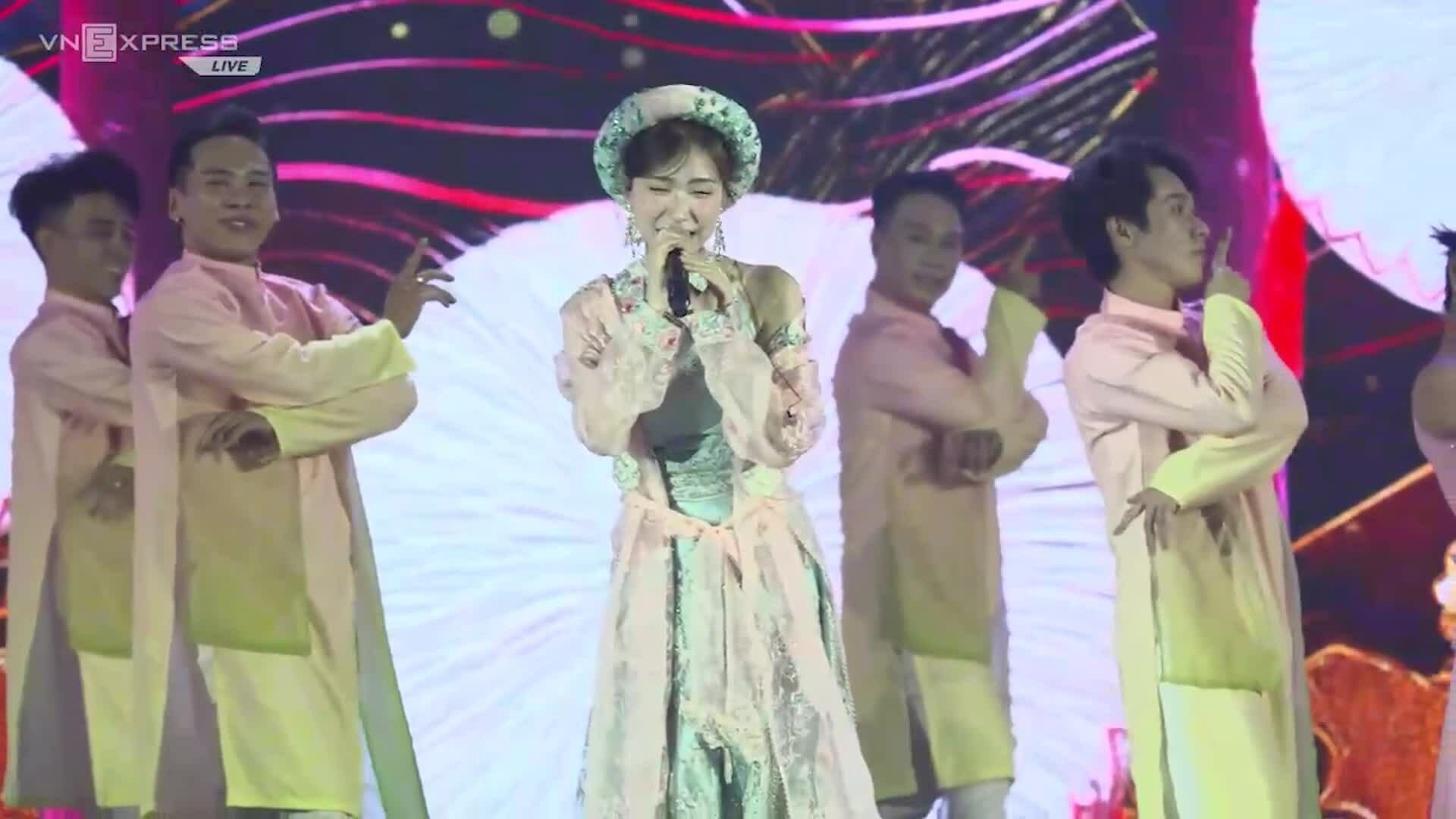 Hòa Minzy trình diễn 'Bắc Bling'