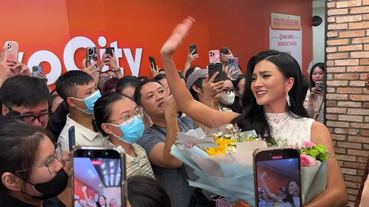 Kim Tuyến xúc động khi fan vây quanh ở sự kiện ra mắt phim