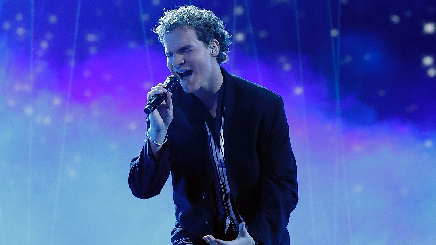 Aiden Ross biểu diễn ca khúc 