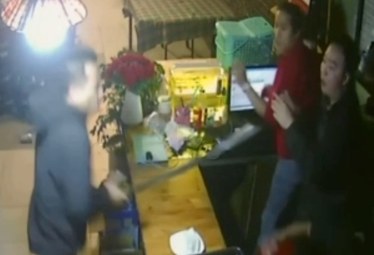 Truy sát trong quán nhậu lúc rạng sáng