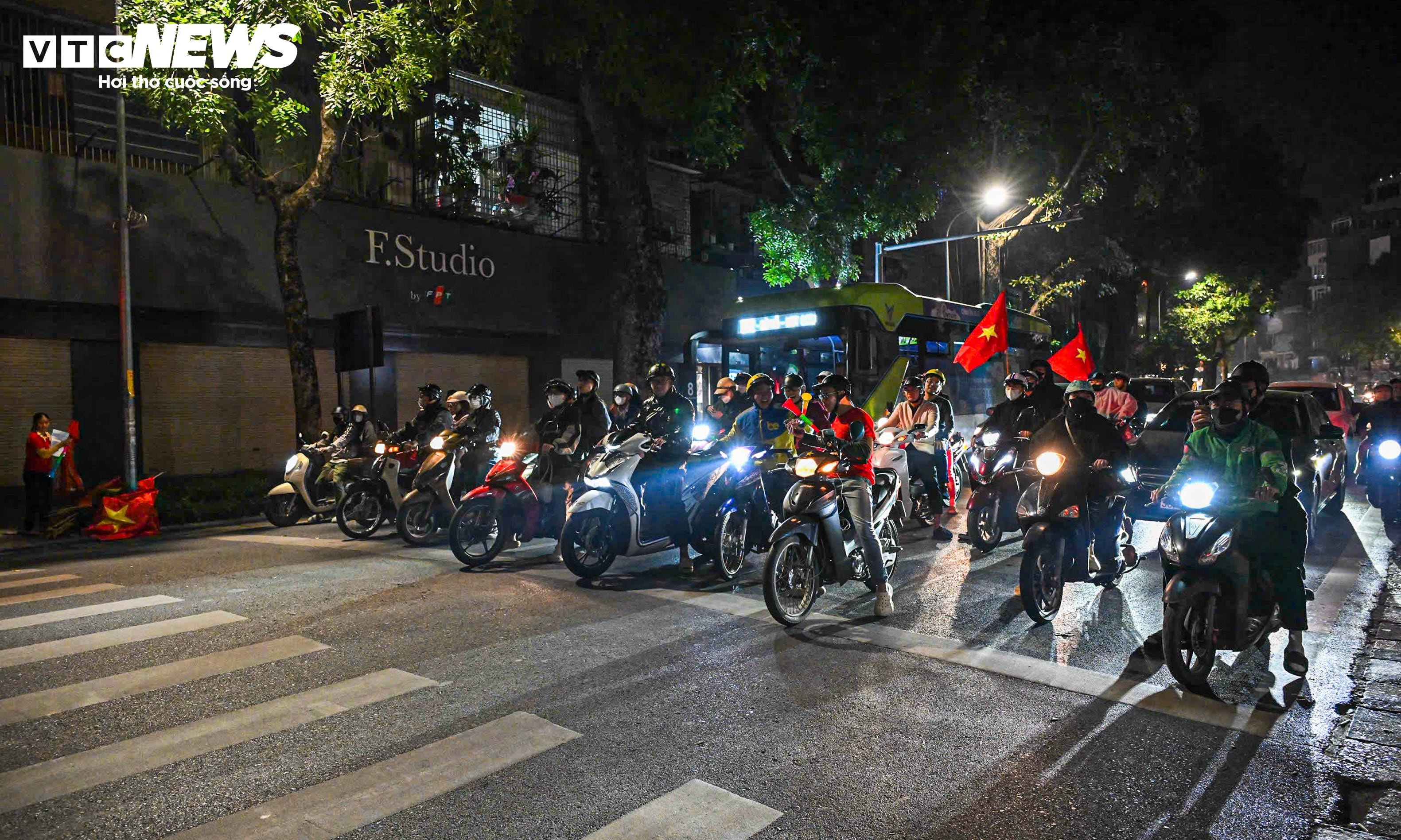 Trực tiếp: Người hâm mộ ăn mừng U22 Việt Nam thắng Thái Lan, vô địch SEA Games 33 - 1