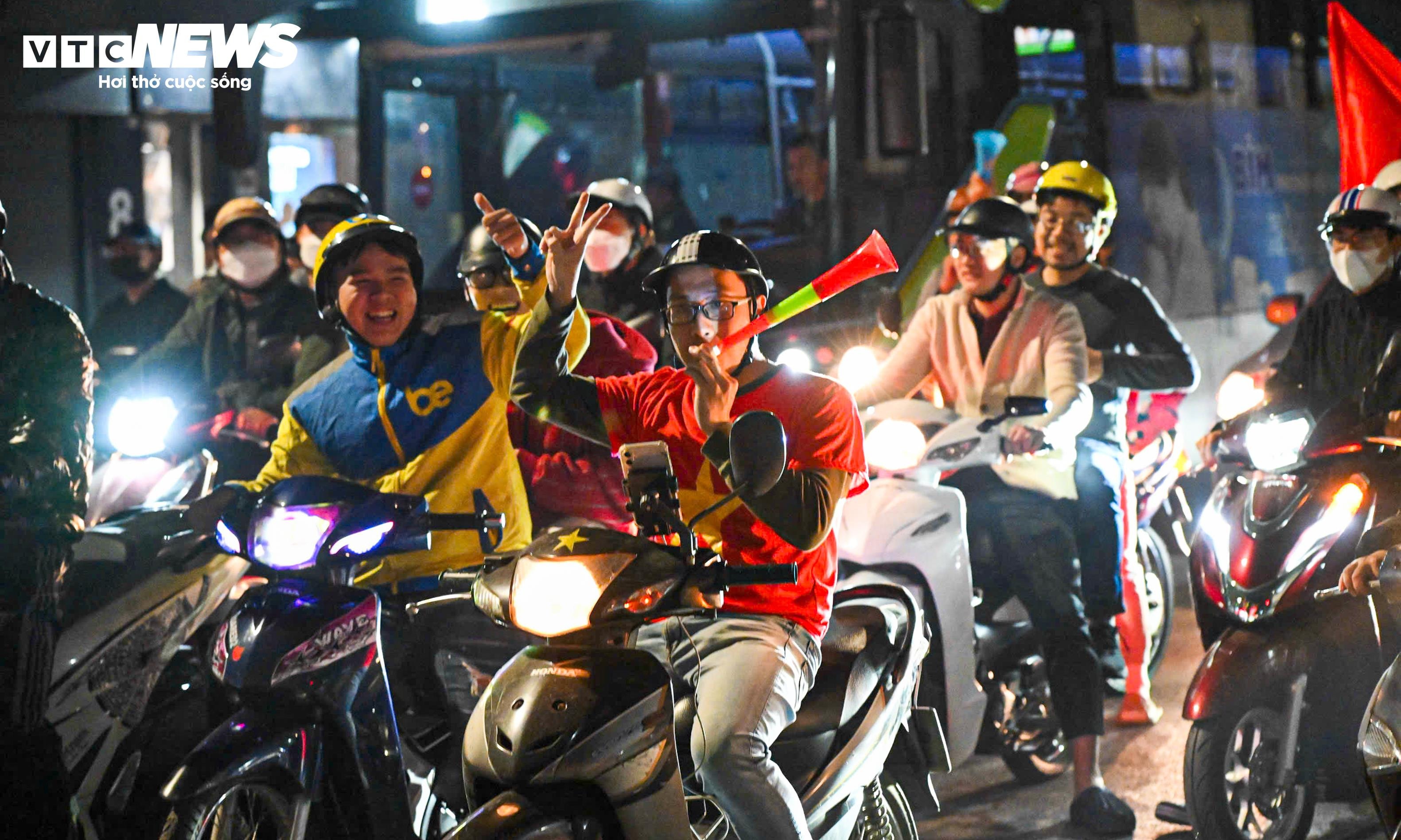 Trực tiếp: Người hâm mộ ăn mừng U22 Việt Nam thắng Thái Lan, vô địch SEA Games 33 - 2