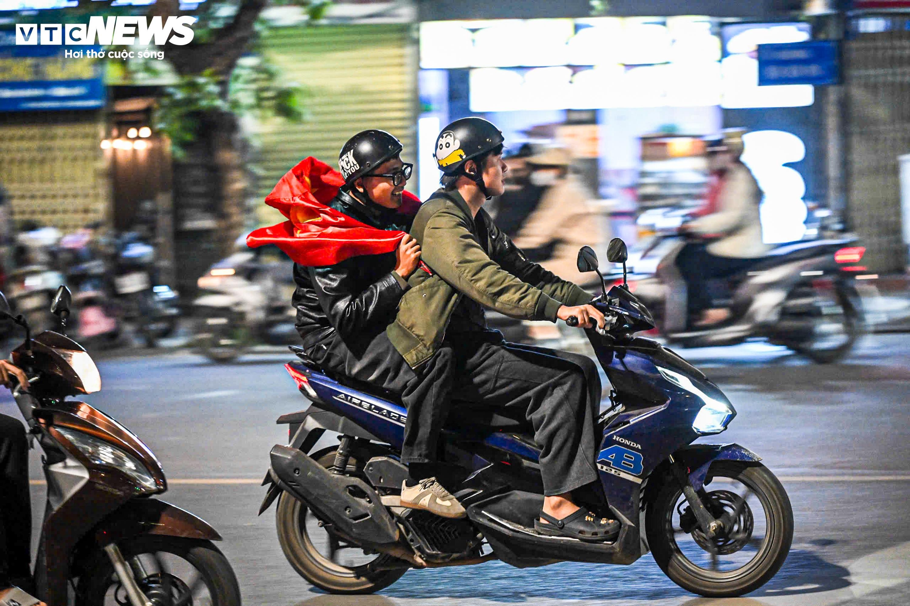 Trực tiếp: Người hâm mộ ăn mừng U22 Việt Nam thắng Thái Lan, vô địch SEA Games 33 - 4