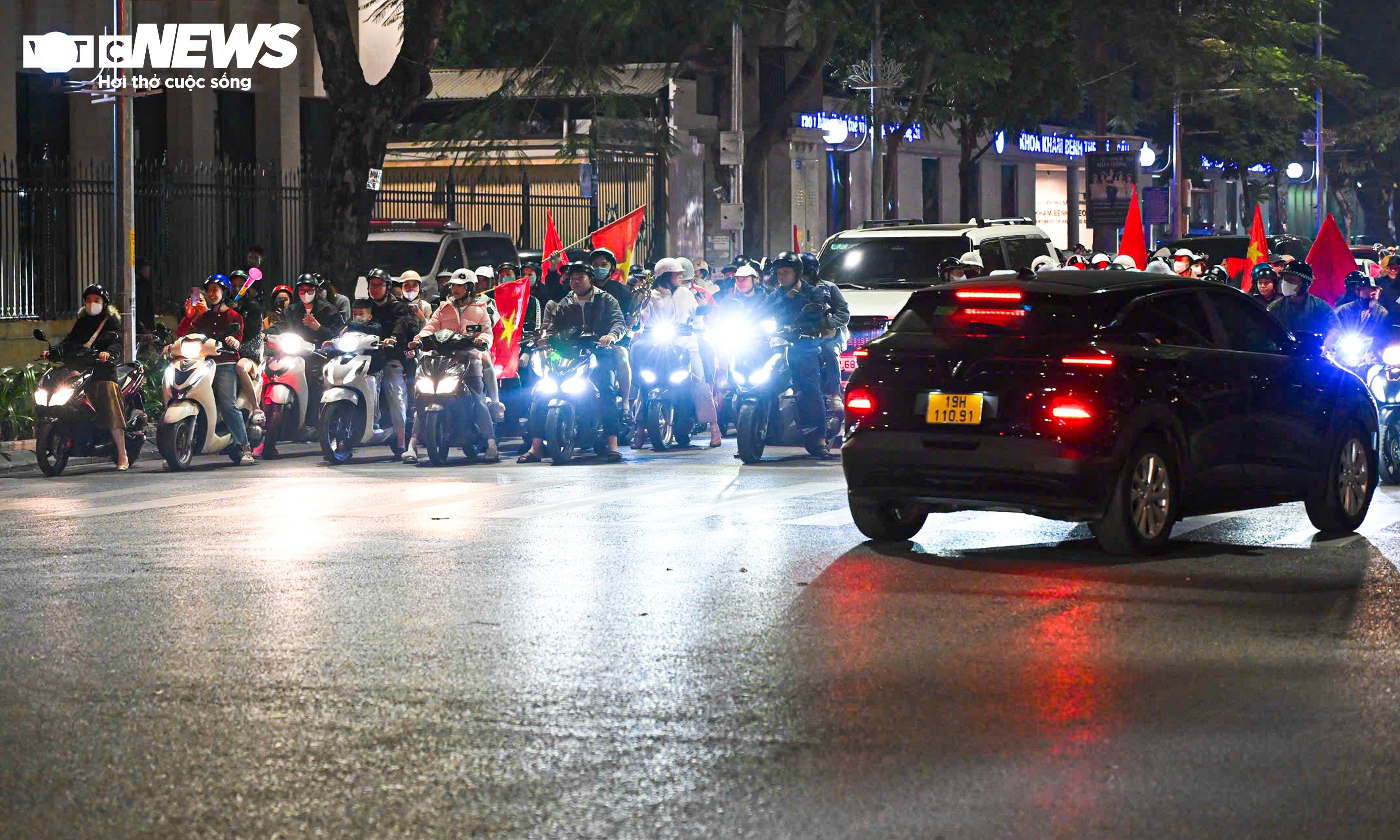 Trực tiếp: Người hâm mộ ăn mừng U22 Việt Nam thắng Thái Lan, vô địch SEA Games 33 - 3