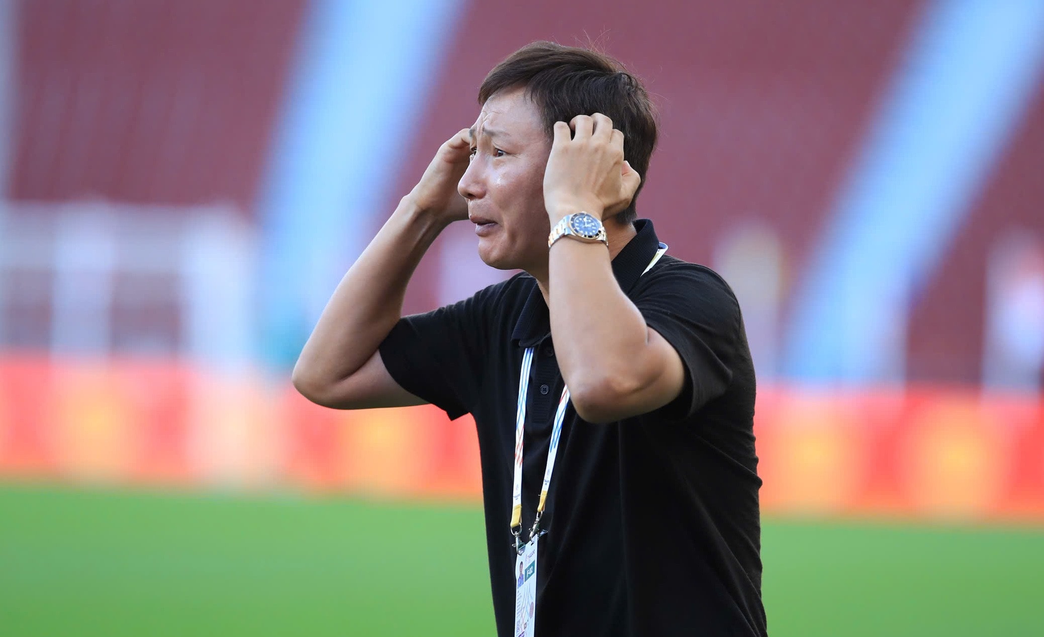 Huấn luyện viên Kim Sang-sik phải căn dặn học trò chuẩn bị sẵn cho tình huống bị trọng tài gây bất lợi.