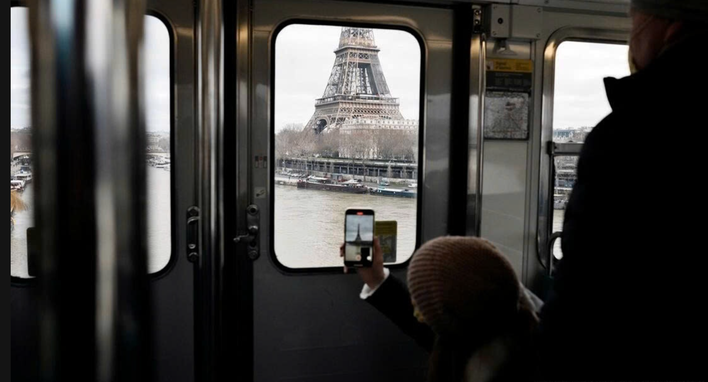 Tuyến tàu điện ngầm đẹp nhất ở Paris.