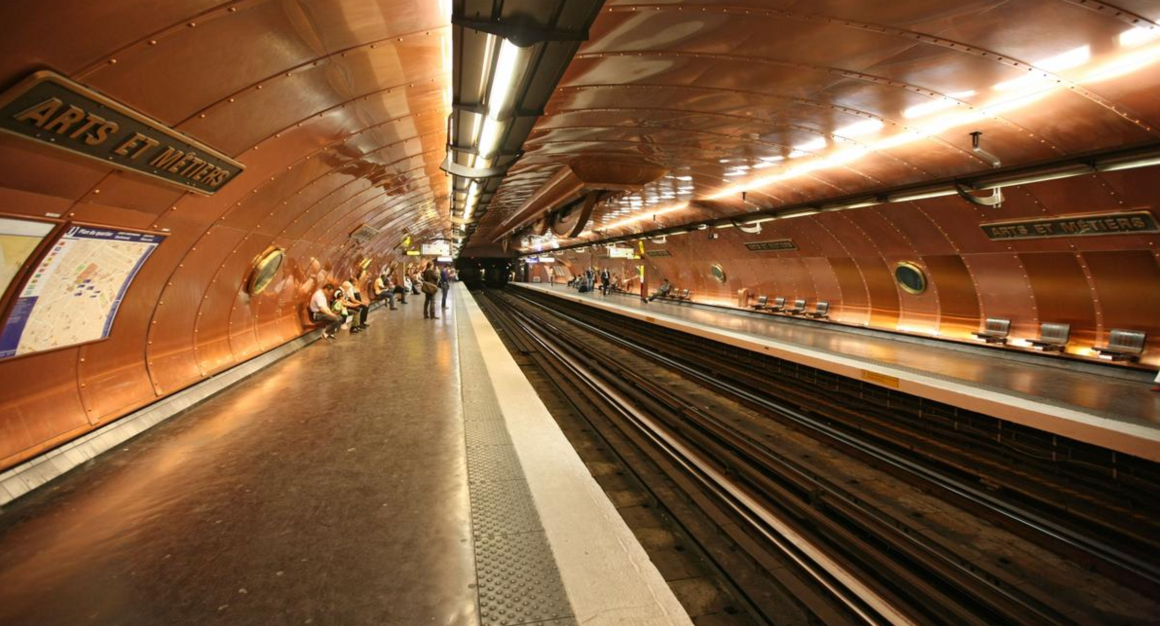 Bên trong ga tàu điện ngầm ở thủ đô Paris (Pháp). (Ảnh: Gilles)