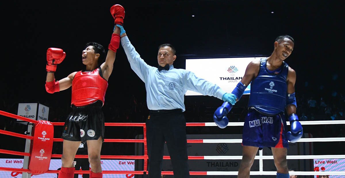 Thongchai Huanak (giáp xanh) nhận thất bại ở chung kết trước đối thủ người Malaysia.