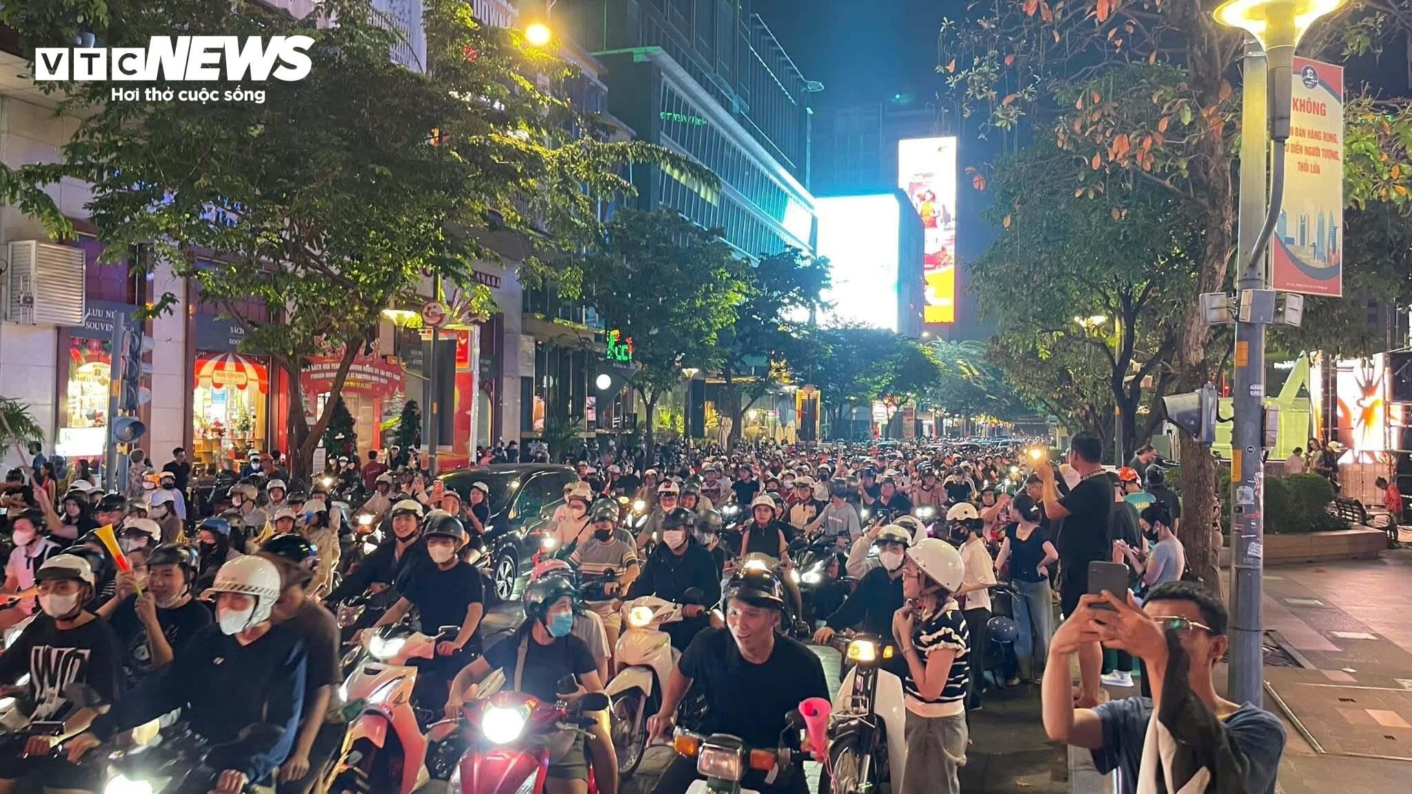 Người hâm mộ TP.HCM đổ ra các nẻo đường ăn mừng chức vô địch của U22 Việt Nam.