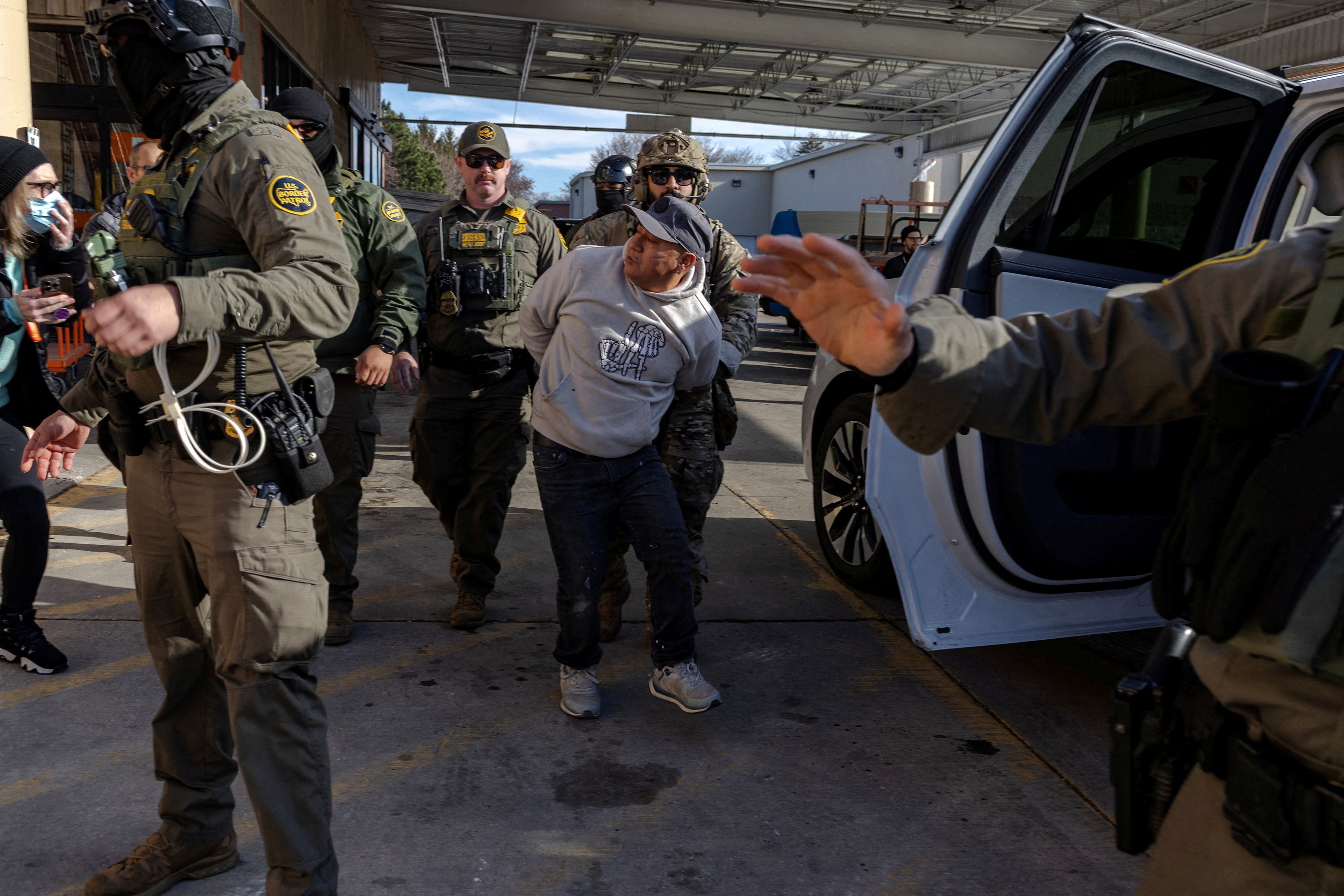 Các đặc vụ liên bang Mỹ trong một cuộc đột kích thực hiện chính sách nhập cư. (Ảnh: Reuters)