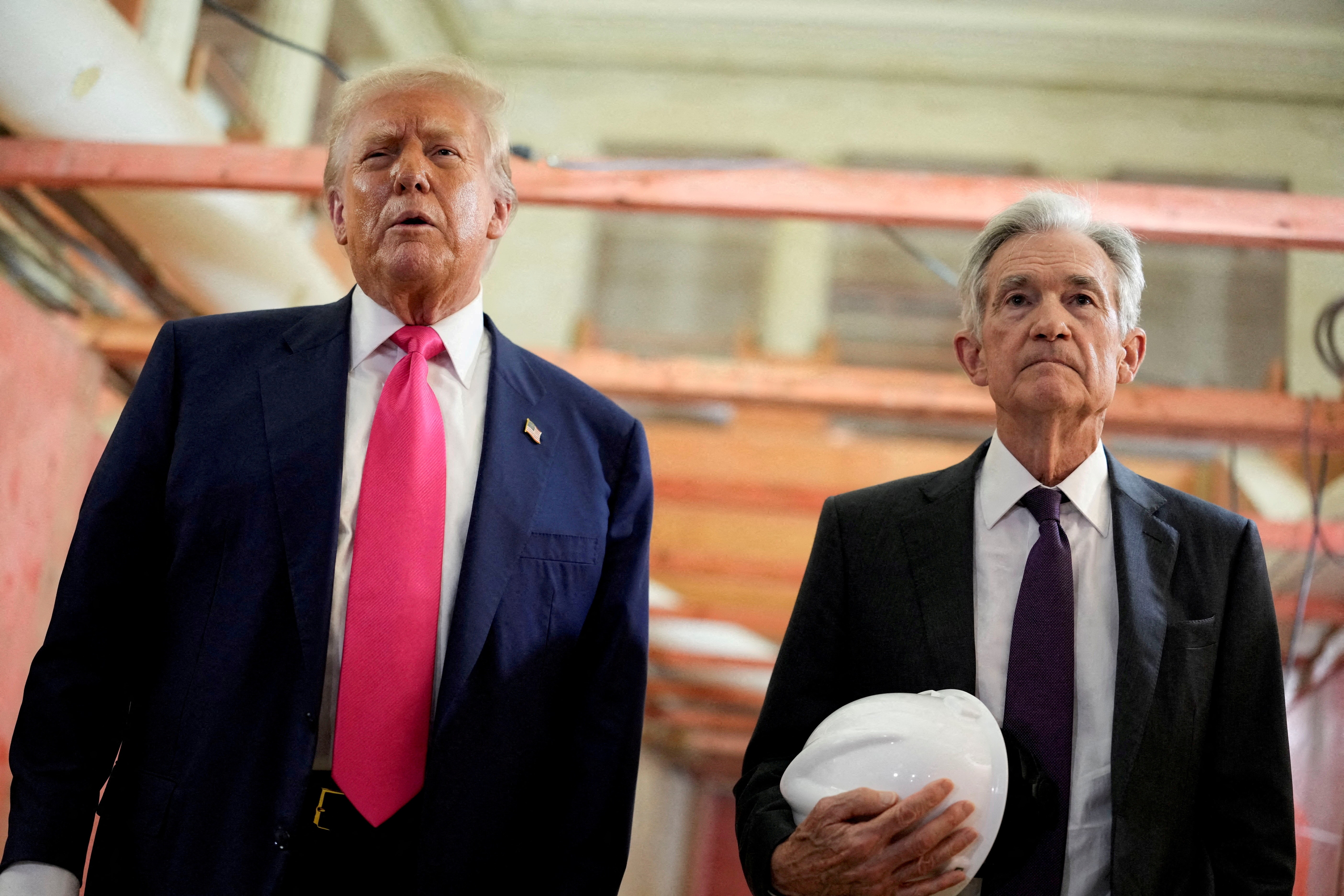 Tổng thống Mỹ Donald Trump và Chủ tịch Cục Dự trữ Liên bang Jerome Powell. (Ảnh: Reuters)