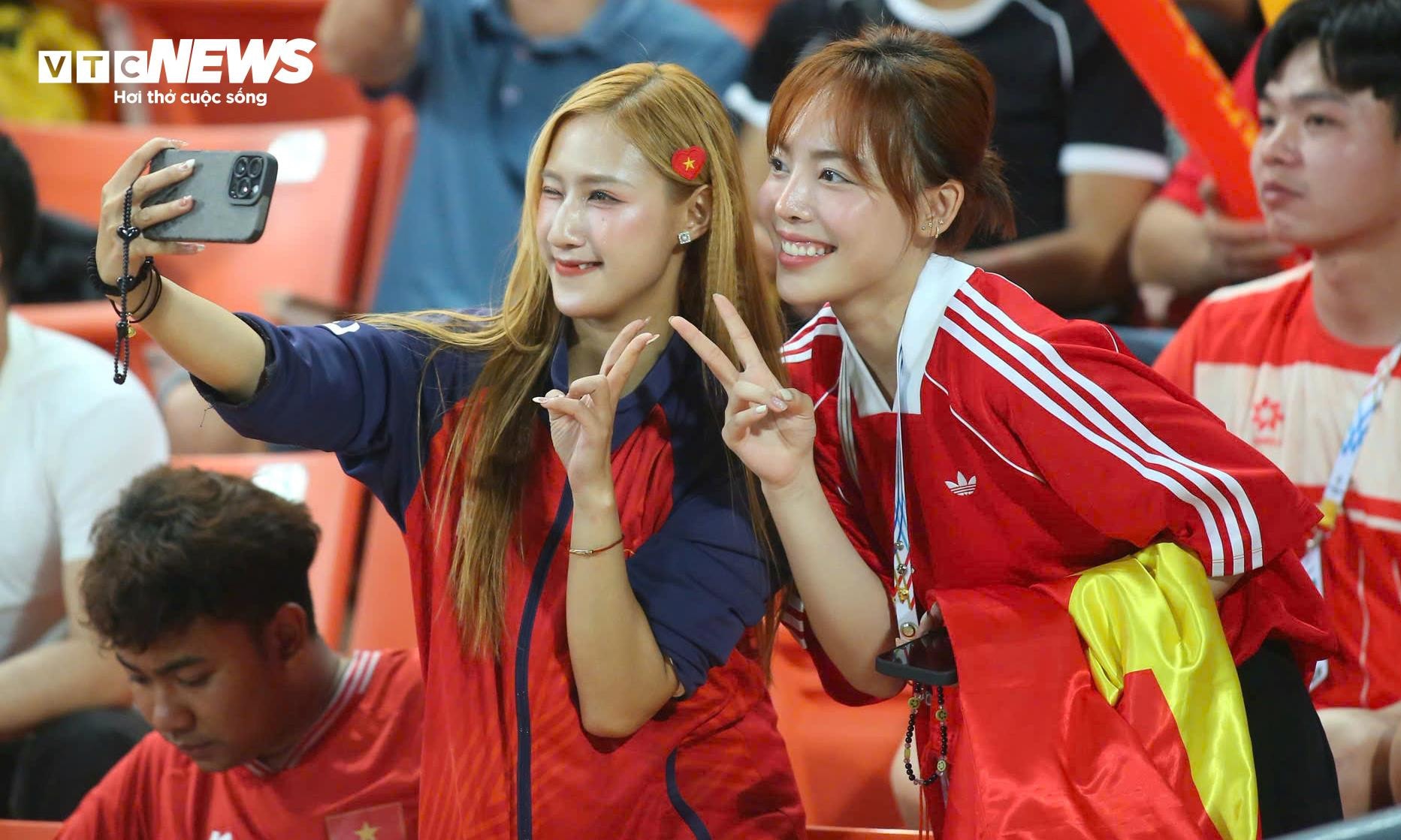 Trong số các cổ động viên Việt Nam trên khán đài có cả những vận động viên các môn khác tranh thủ ngoài giờ tập luyện và thi đấu đến sân cổ vũ đội nhà.