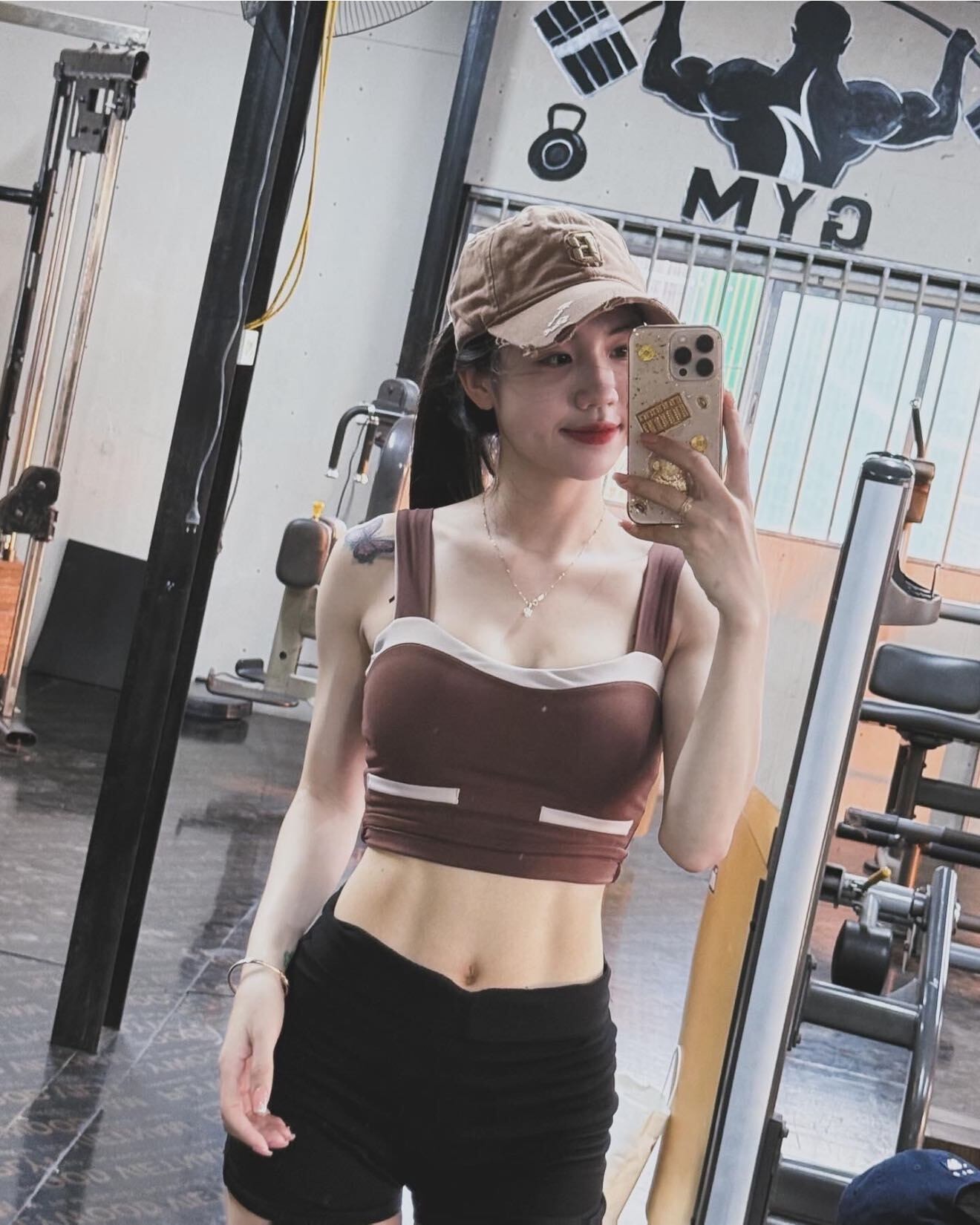 Các hoạt động quảng cáo, chụp hình mang lại cho cô nguồn thu nhập tốt, song nữ cầu thủ khẳng định bóng đá vẫn là đam mê lớn nhất.