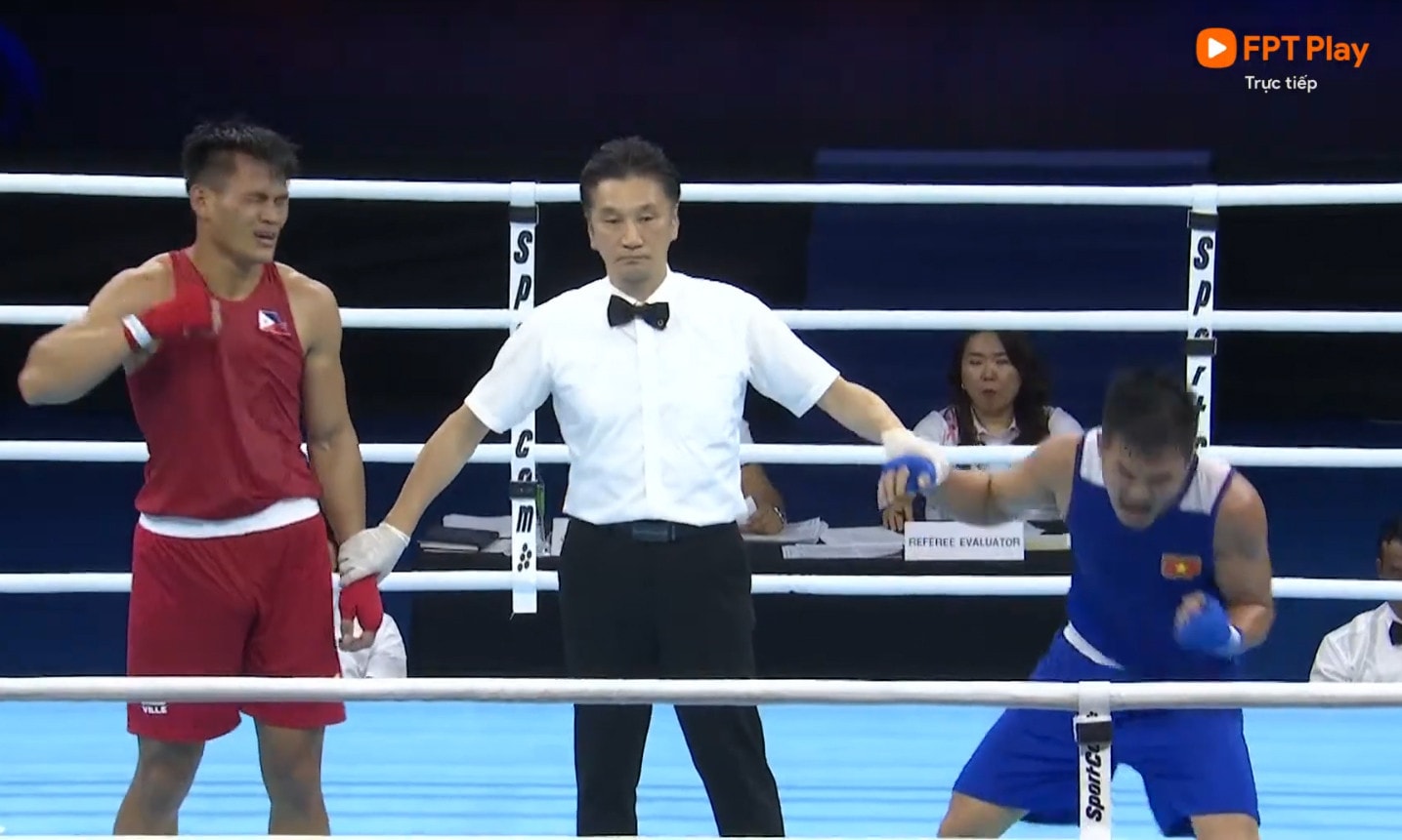 Bùi Phước Tùng (bên phải) tranh HCV.