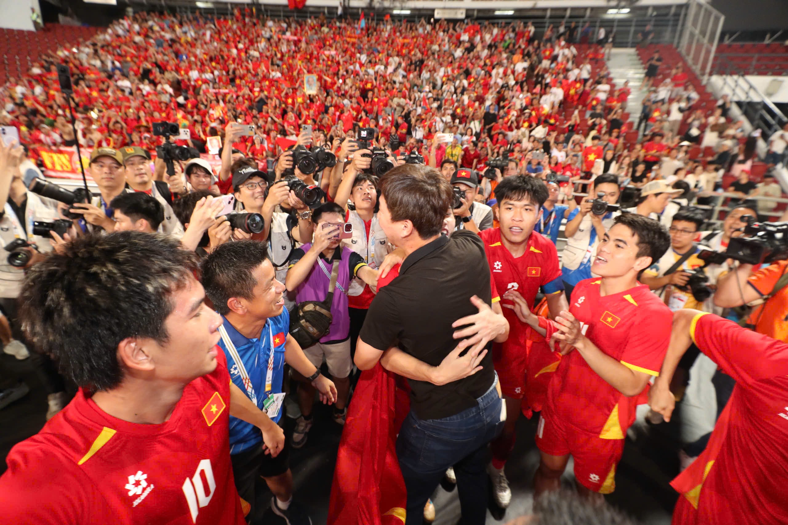 U22 Việt Nam giành huy chương vàng bóng đá nam SEA Games 33 khi đánh bại U22 Thái Lan ngay tại Bangkok.