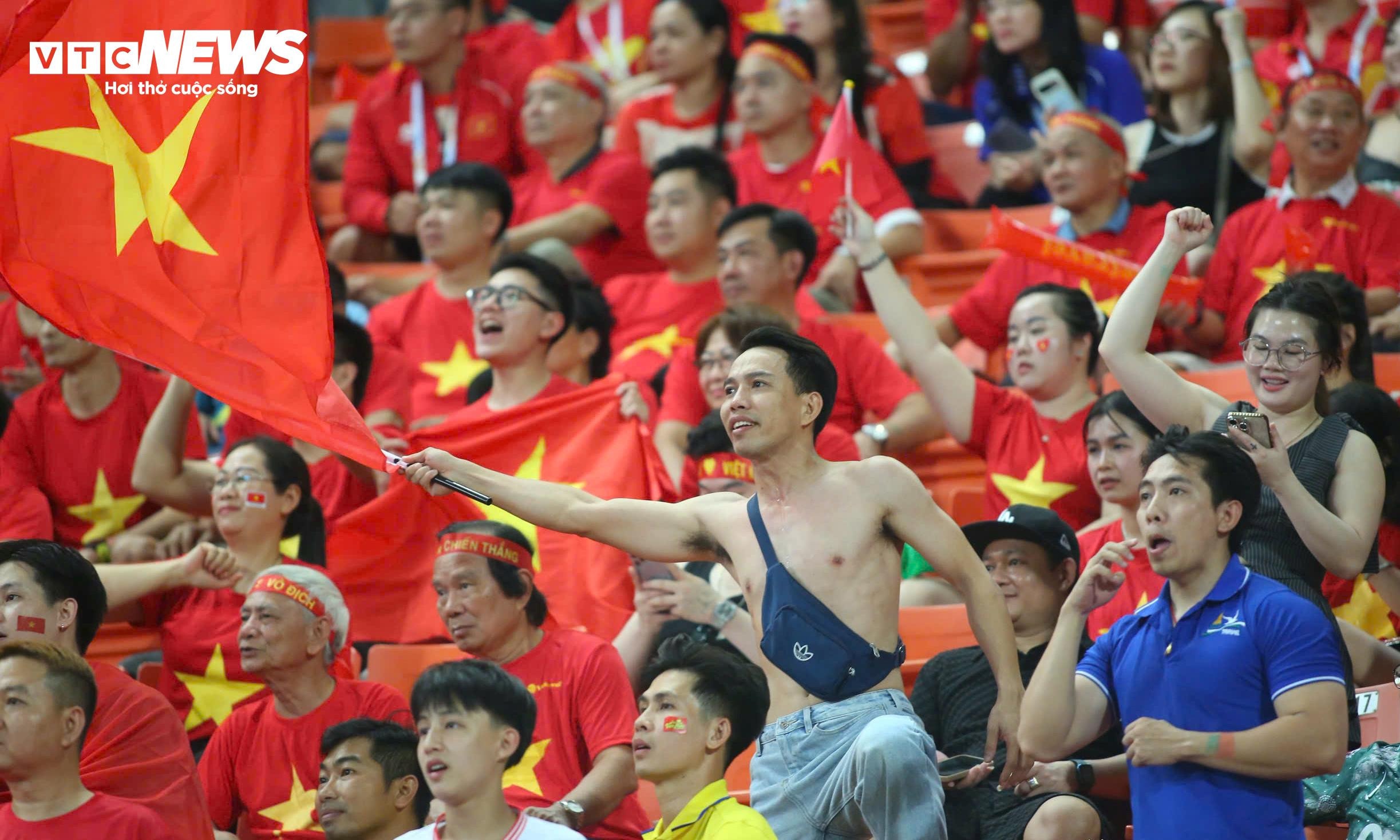 Cổ động viên Việt Nam không ngừng hò hét động viên các cầu thủ kể cả khi đội nhà bị dẫn trước 2 bàn.