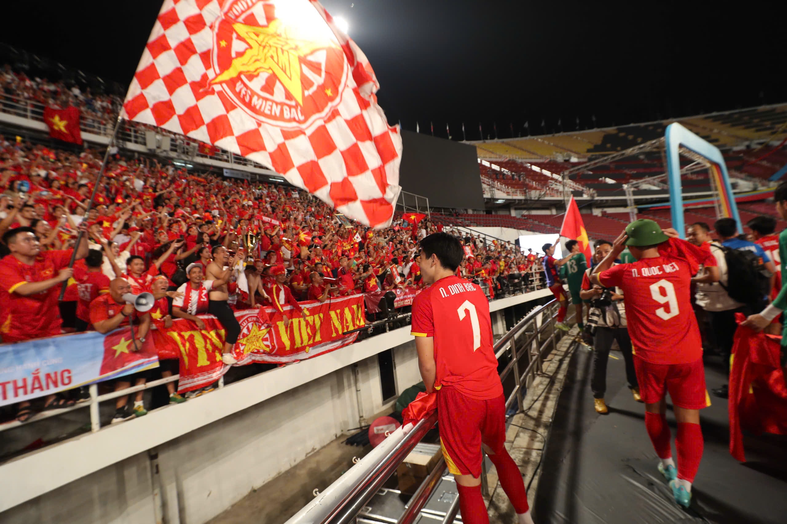 Rất đông cổ động viên Việt Nam sang Thái Lan và cả cộng đồng người Việt ở nước bạn có mặt tại sân Rajamangala tiếp lửa cho đội nhà.
