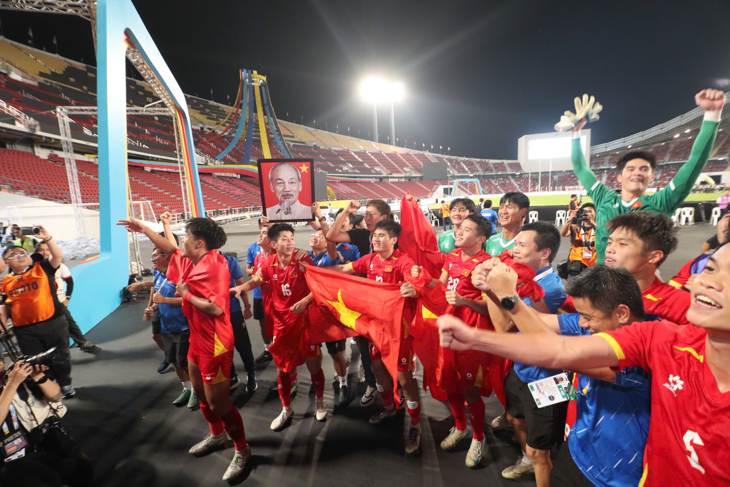 Huấn luyện viên Kim Sang-sik và học trò chạy về khán đài chia vui với người hâm mộ.