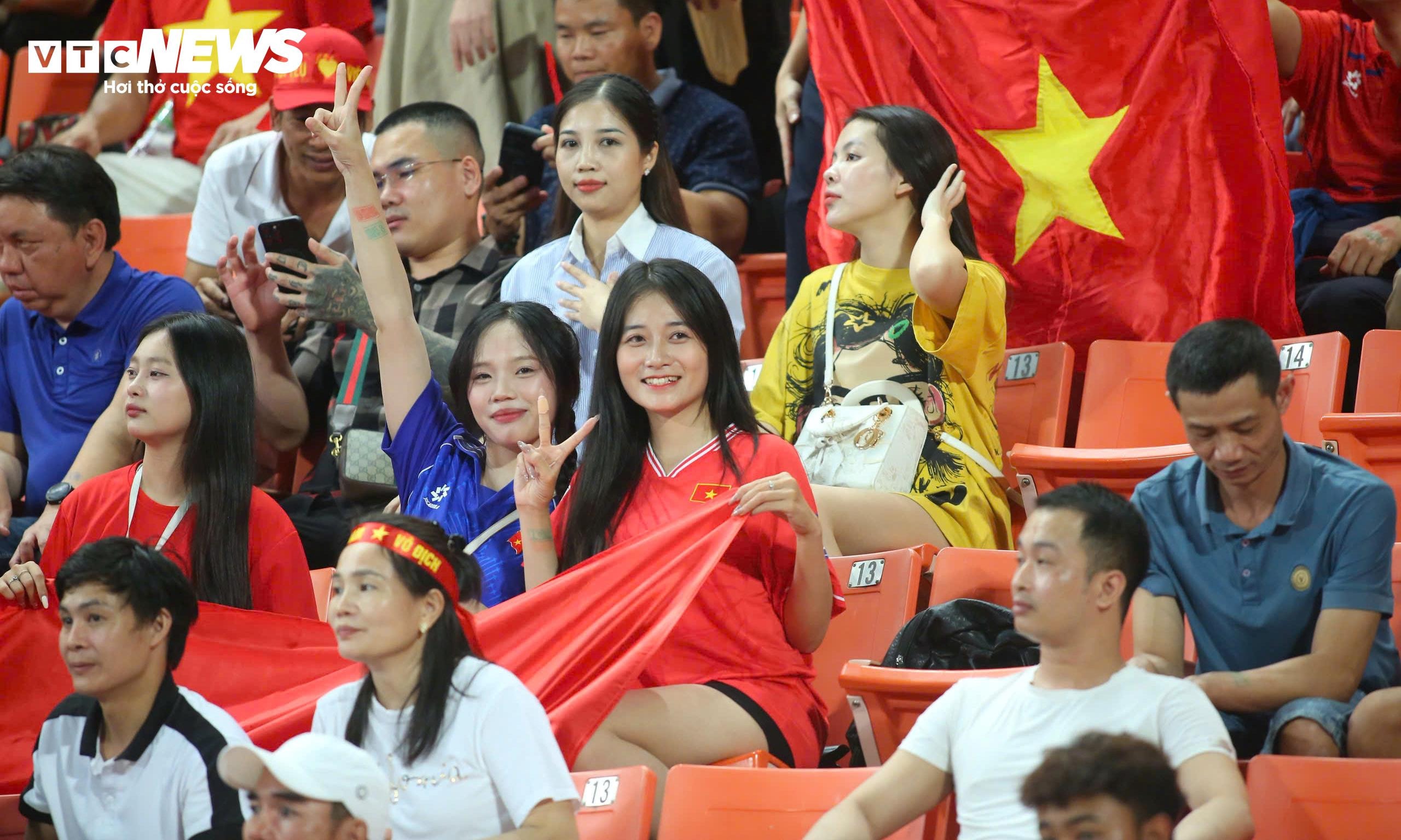 Sự cổ vũ từ khán đài rõ ràng có ảnh hưởng quan trọng giúp U22 Việt Nam tạo nên màn ngược dòng ngoạn mục ngay trên sân khách.