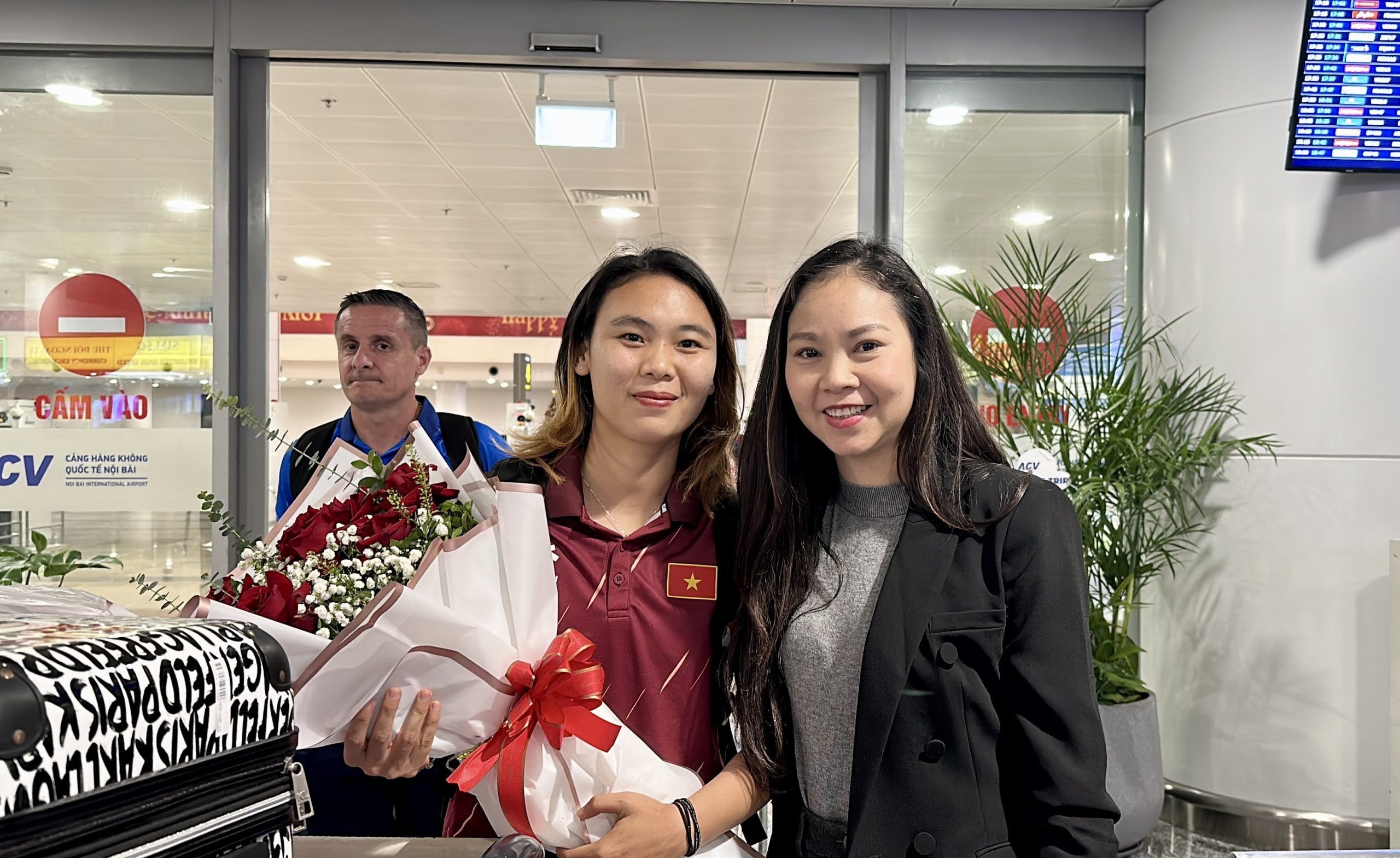 Bà Đinh Thị Thu Trang chụp ảnh lưu niệm cùng các vận động viên.