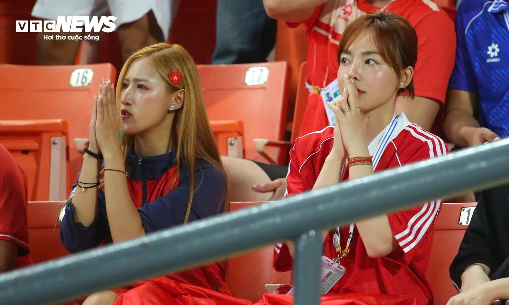 Sự lo lắng của các cổ động viên trong những phút cuối đầy căng thẳng.