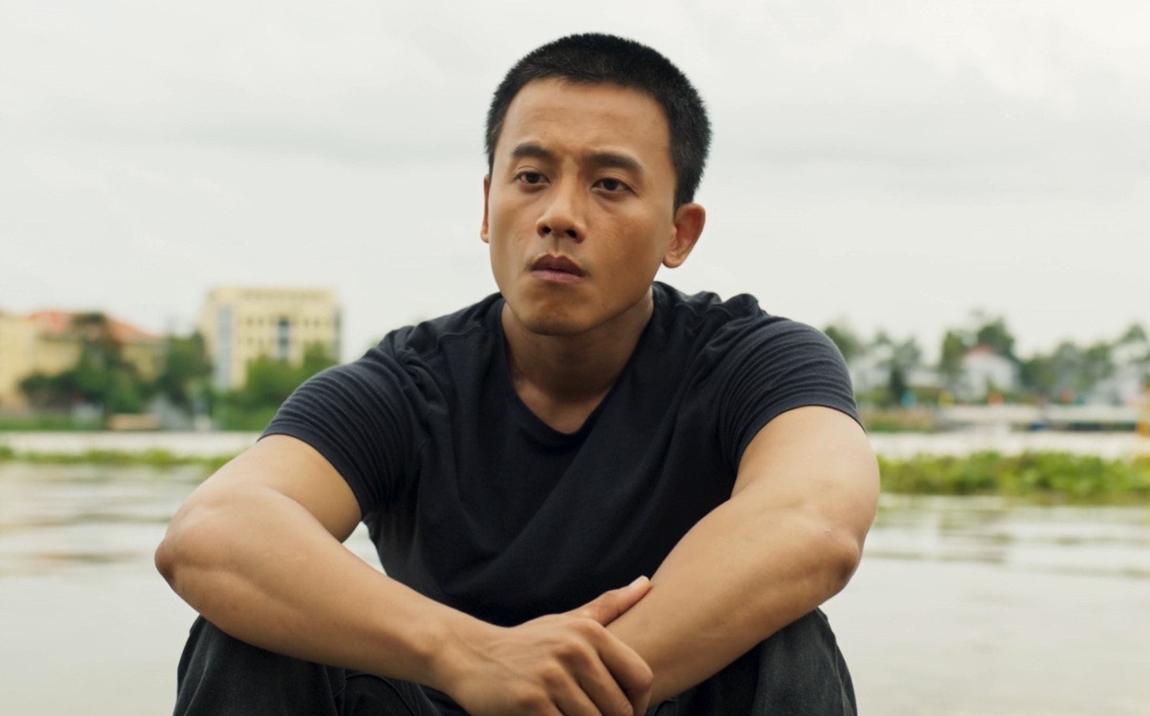 Mai Tài Phến đảm nhận vai trò đạo diễn lẫn nam chính của phim.