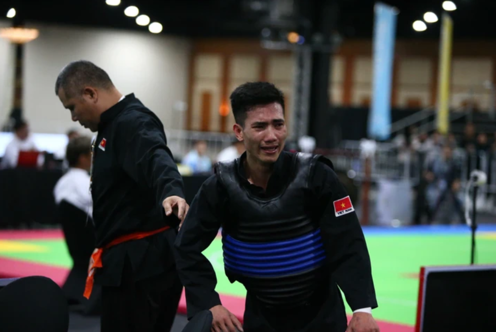 Vũ Văn Kiên bật khóc vì bị xử thua.