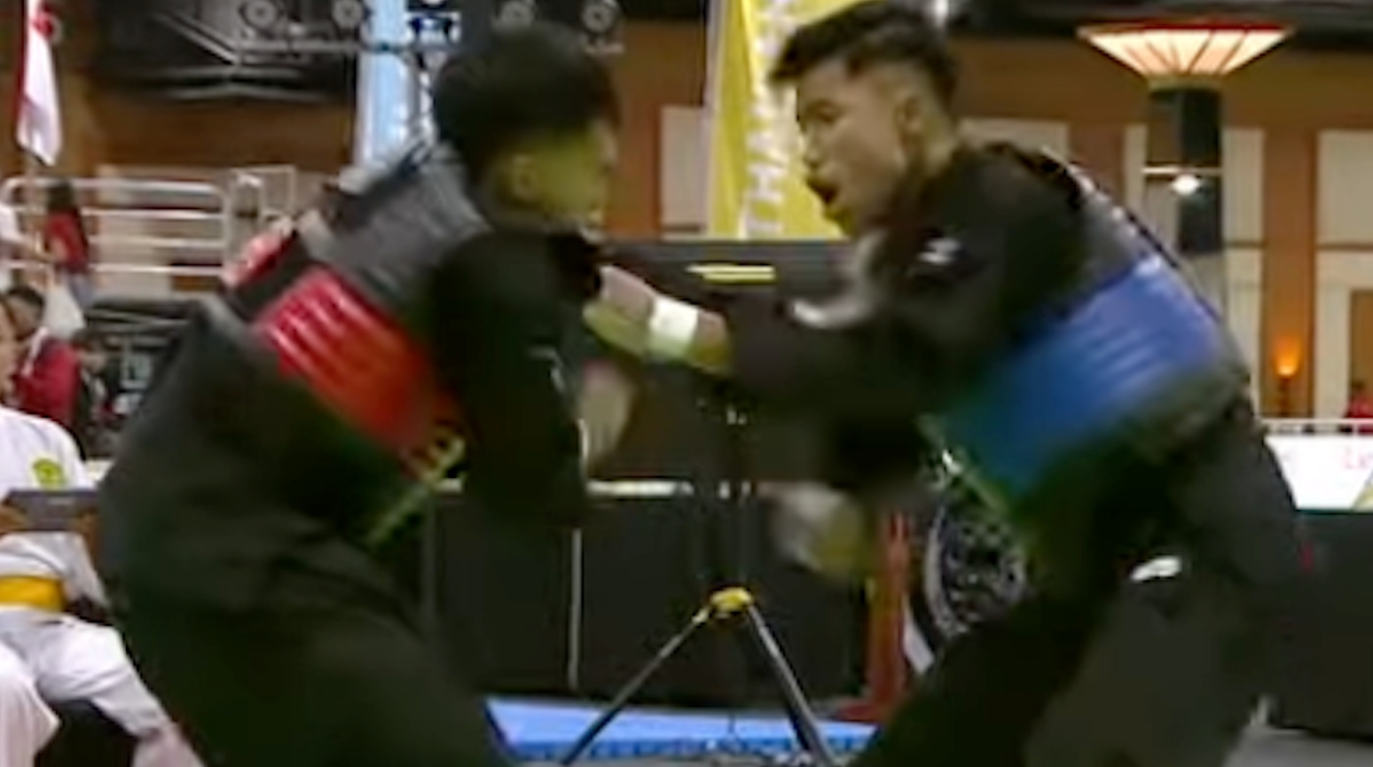 Kết quả của trận đấu bất ngờ được xét lại ngay trước khi các VĐV lên nhận giải.