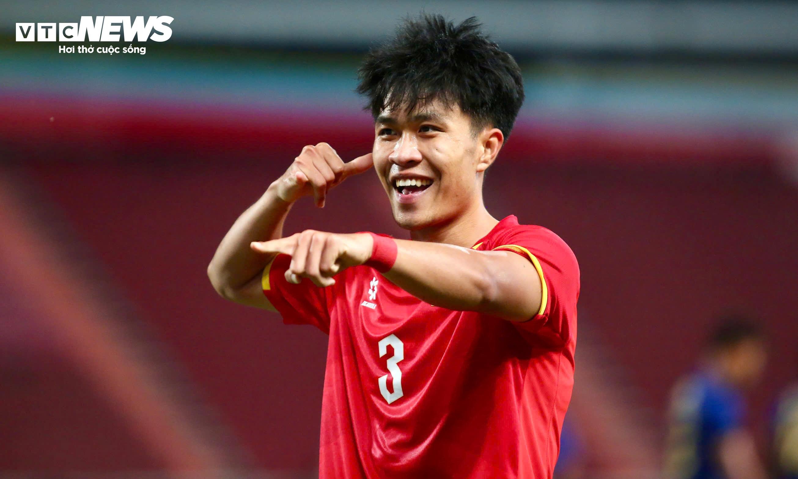 Khoảnh khắc vỡ òa của Lý Đức sau khi U22 Việt Nam gỡ hòa 2-2.