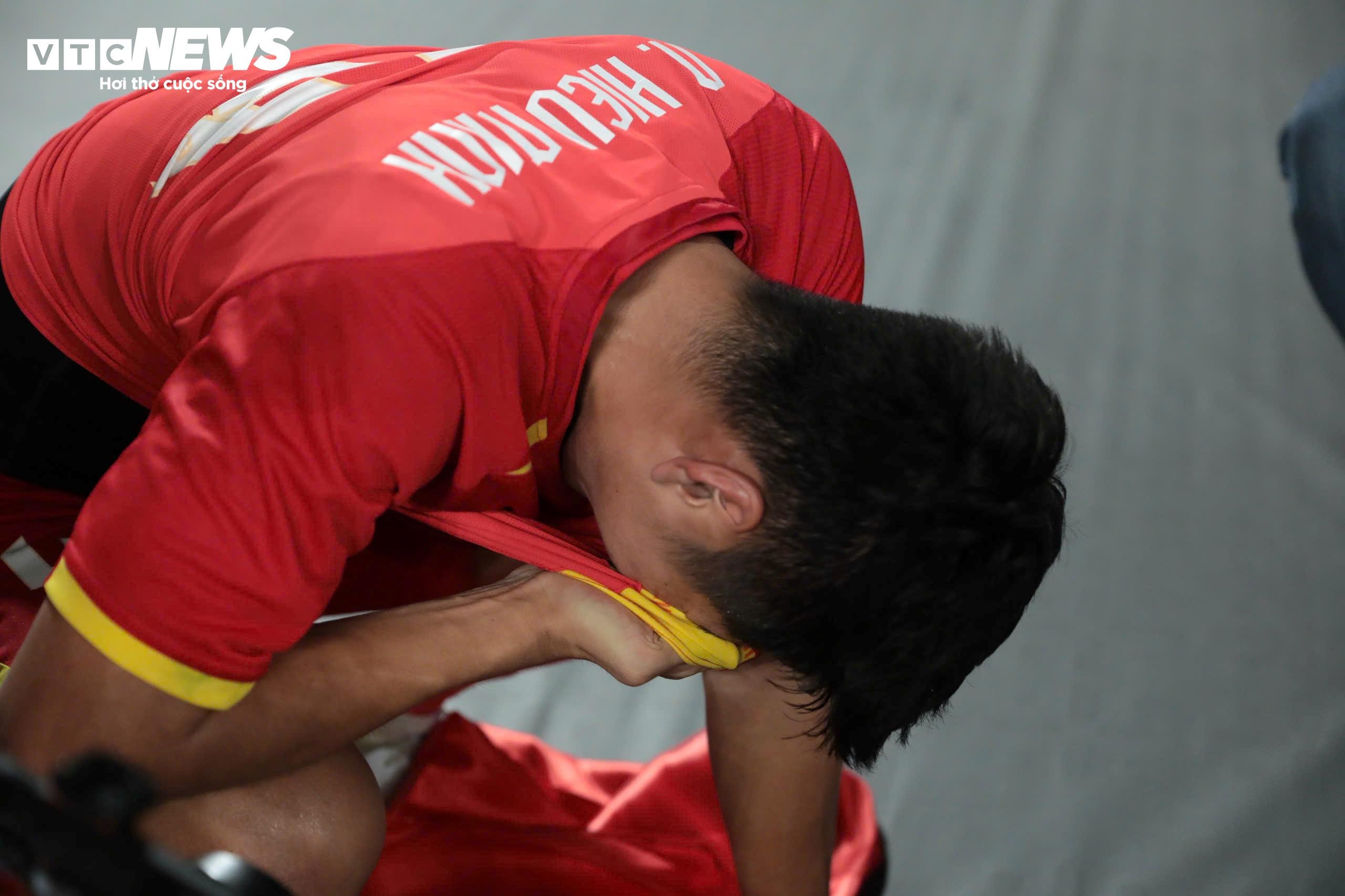 Hậu vệ Nguyễn Hiểu Minh gục xuống sân khóc nức nở.