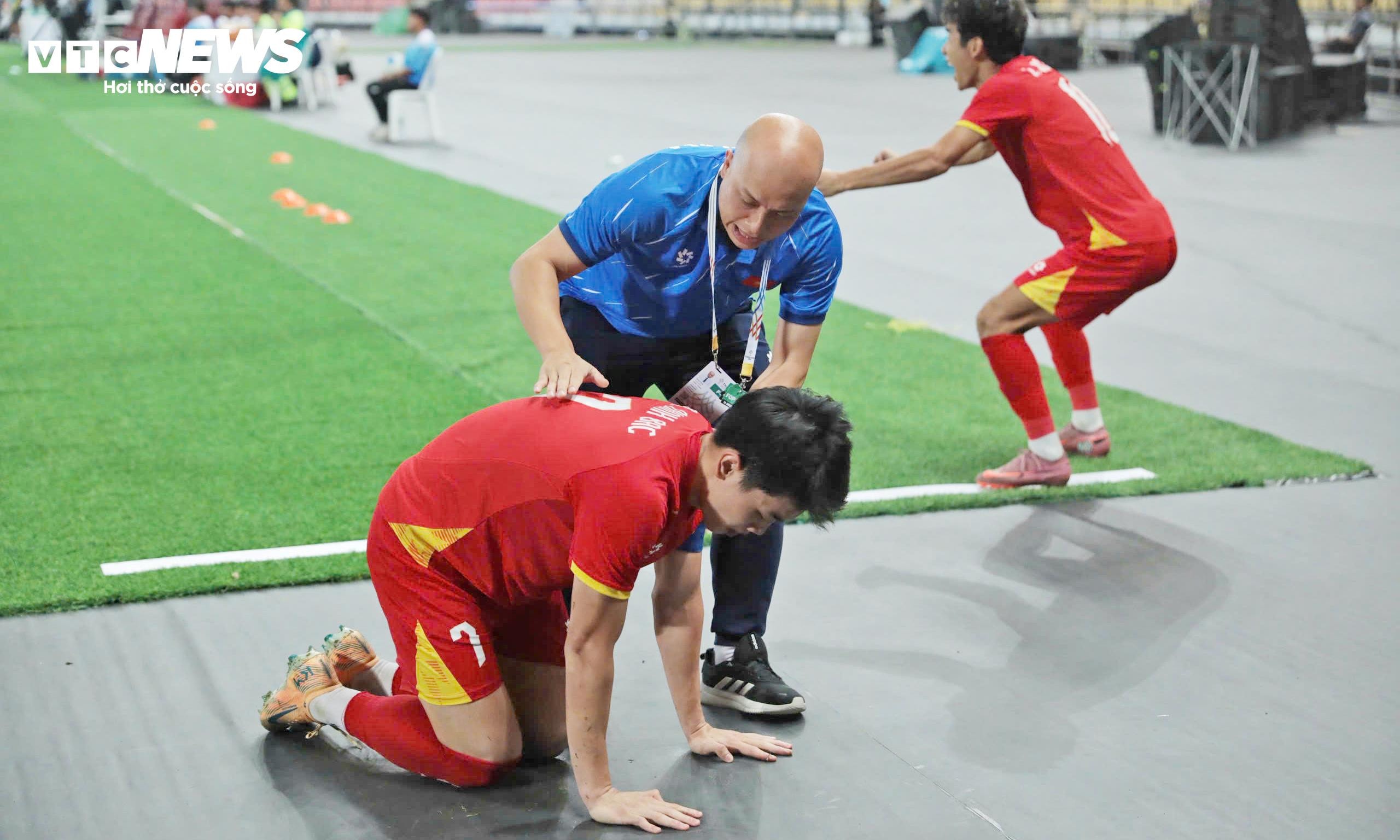 Nguyễn Đình Bắc, cầu thủ hay nhất của U22 Việt Nam tại SEA Games 33, cũng không đứng vững trong dòng cảm xúc mãnh liệt.