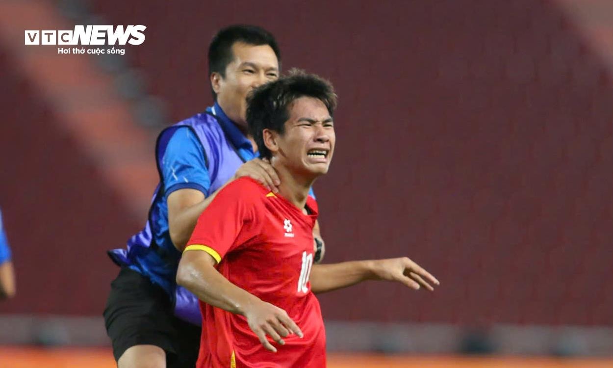 Lê Văn Thuận, cầu thủ chơi rất hay sau khi vào sân thay người, òa khóc.