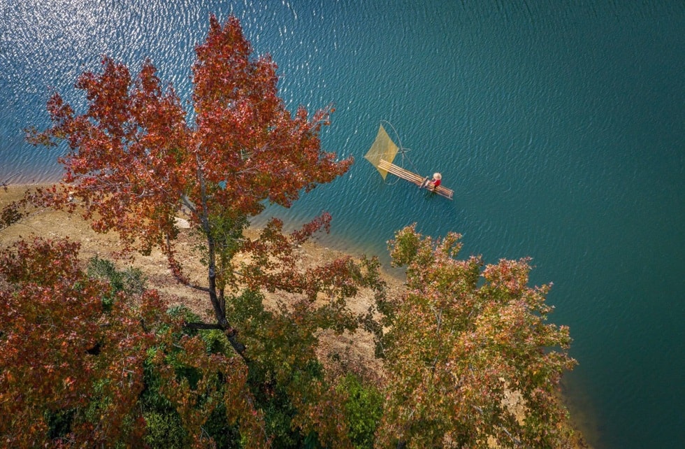 Rừng cây lá đỏ nhuộm màu hồ nhân tạo tại Cao Bằng như ở châu Âu - 4