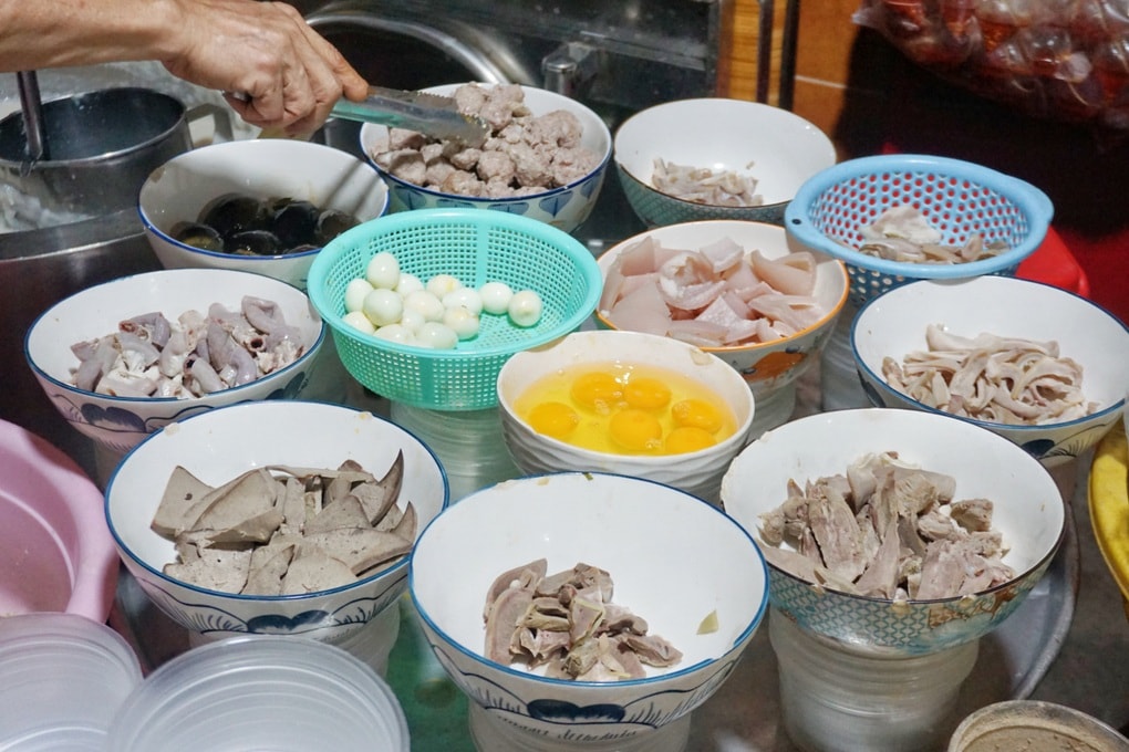 Quán cháo núp hẻm 50 năm có công thức gia truyền, khách tìm đến giữa đêm - 4