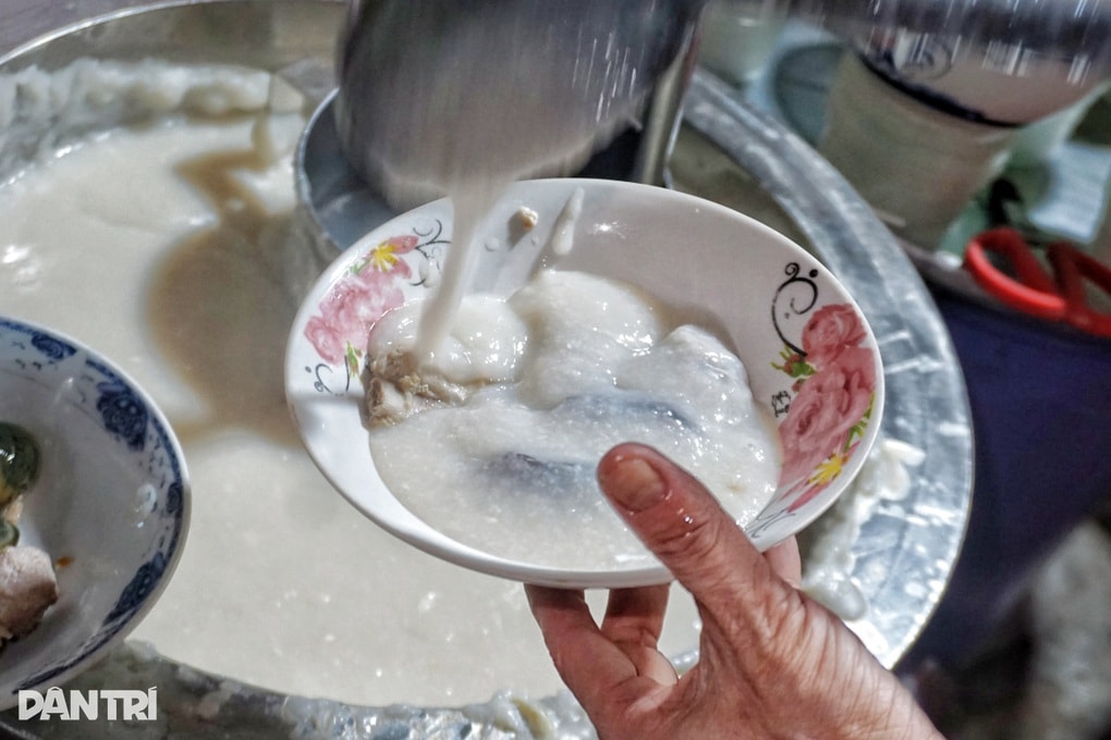 Quán cháo núp hẻm 50 năm có công thức gia truyền, khách tìm đến giữa đêm - 2