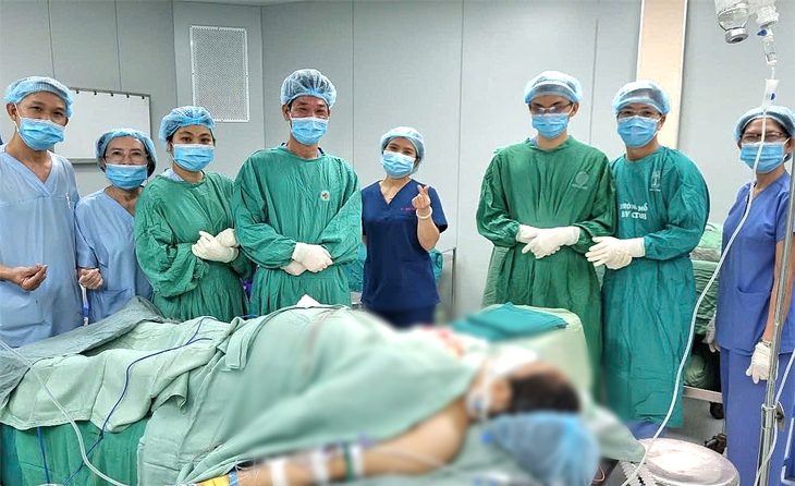  Nối lại thành công bàn tay hai tháng qua được nuôi tạm ở cẳng chân của thai phụ - Ảnh 1. Sau gần hai tháng phần bàn tay bị đứt rời được ghép nuôi tạm vào cẳng chân, sản phụ mang song thai 34 tuần đã được nối bàn tay thành công (Tuổi trẻ)