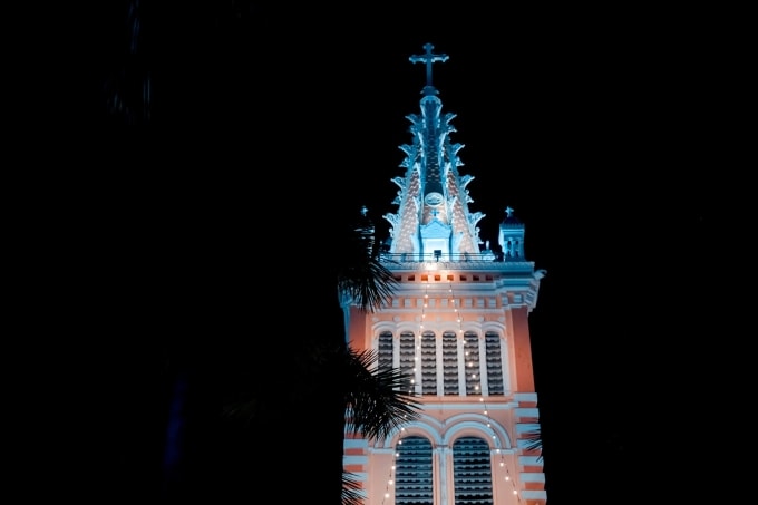 Tháp chuông nhà thờ Chợ Quán lên đèn dịp Giáng sinh