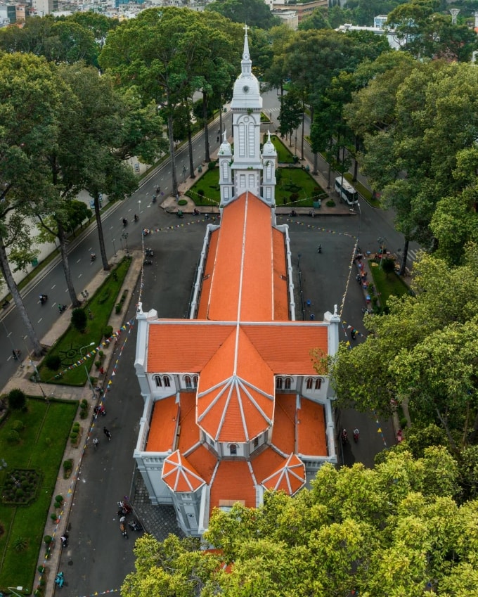 Nhà thờ Thánh Jeanne d’Arc nhìn từ trên cao. Ảnh: Nguyễn Công Thử