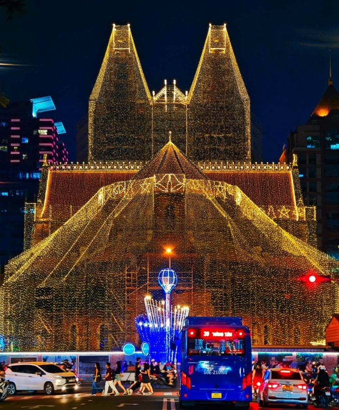 Nhà thờ Đức Bà lên đèn. Ảnh: Thế Hiển