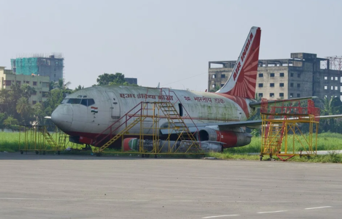 Chiếc Boeing bị Air India bỏ quên tại sân bay Kolkata. A