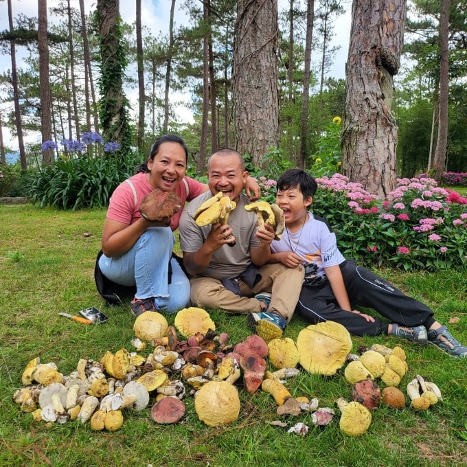 Gia đình anh Huỳnh Dũng và con trai Minh Nhật trải nghiệm hái nấm tại Đà Lạt, tháng 5/2025. Ảnh: Gia đình cung cấp